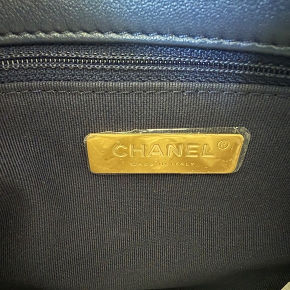 Chanel 19 Large Lambskin Flapbag in Bleu Marine - Picture 11 of 13